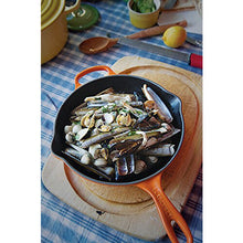 Le Creuset Signature Enamelled Cast Iron Skillet Frying Pan With Helper Handle and Two Pouring Lips, 23 cm, Volcanic, 20182230900422